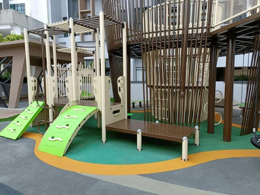 Cozy Sky Trees With Balcony, Smart Tv , Aeon & Pool Pangsapuri Johor Bahru